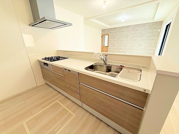 食洗機を備えたスタイリッシュなシステムキッチン。