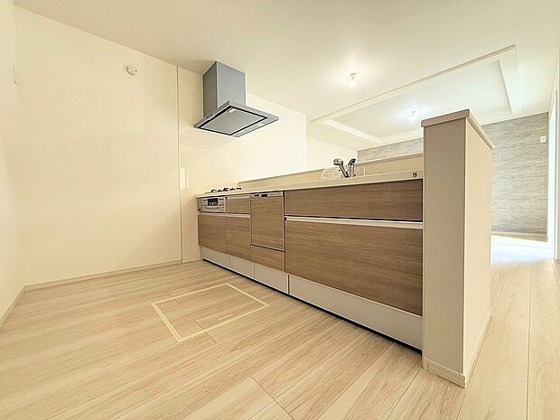 収納も多く、大きな鍋やフライパン、調味料などもスッキリ片付きます。