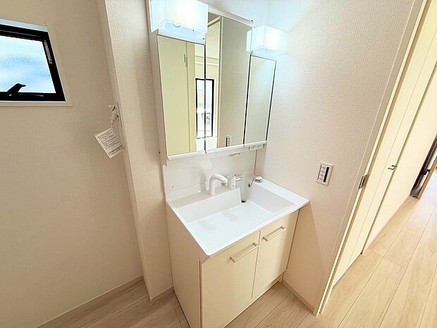 湿気がこもりやすい洗面所には窓があり換気がしっかり行えます。