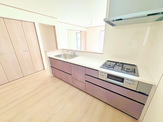 対面式キッチンにはパントリーを設けました。