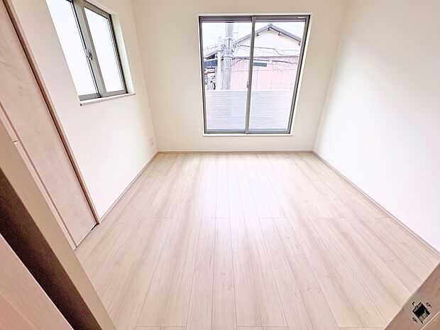 心地よい春の風が室内に静かに流れてきます。