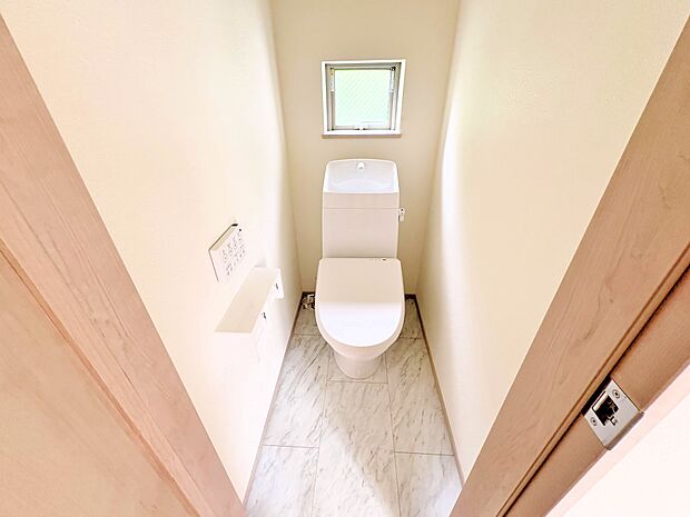 トイレは2ヶ所にあり、朝の慌しい時間も安心です。