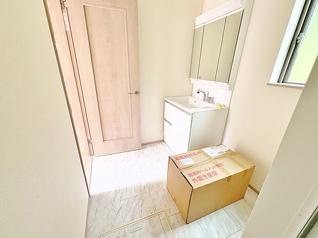 ホワイトを基調にまとめた脱衣所内は清潔感あふれる空間。