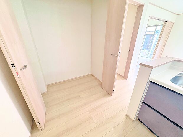 パントリーには日々の食材だけでなく、備蓄やレシピなどもまとめってスッキリ片付きます。