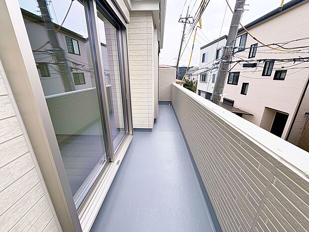 バルコニーに出た時、頬をなでる優しい風を感じます。