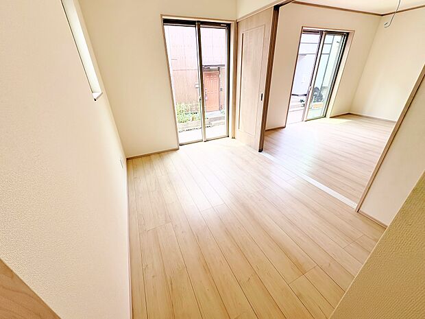 続き間の扉を開放することで広さを感じられます。