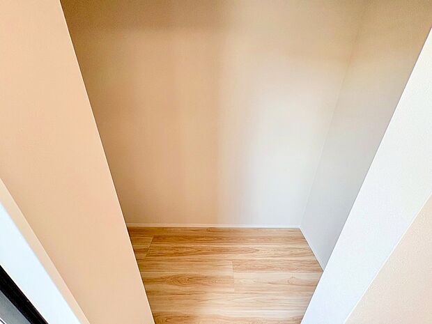 衣類や小物をたっぷり収納できます。