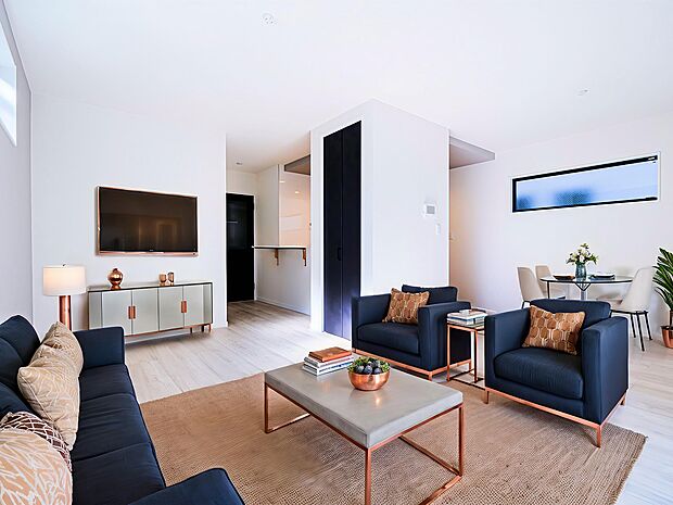 17．5帖のLDKは家族のコミュニケーション動線に配慮したリビングイン階段を採用しました。※現況の物件写真にＣＧによる画像処理がされています。