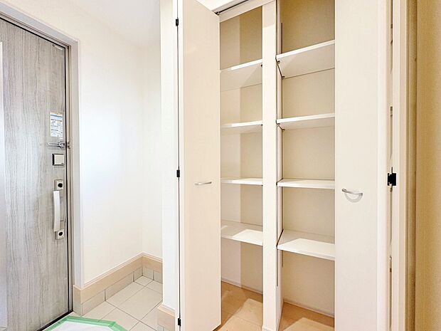 天井近くまで高さがある収納を設けた玄関。