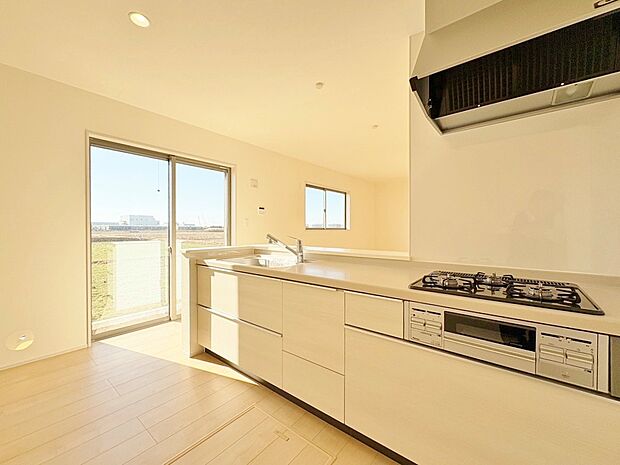 収納も多く、大きな鍋やフライパン、調味料などもスッキリ片付きます。