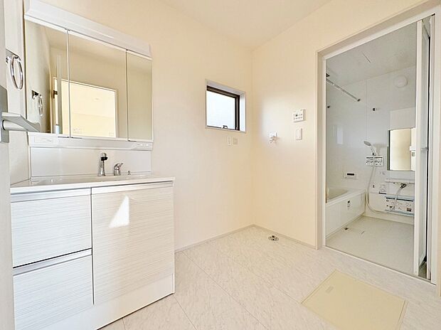 湿気がこもりやすい洗面所も窓があり換気がしっかり行えます。