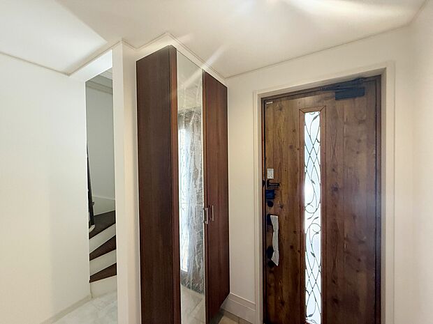 採光を考えて造られた玄関は、優しく家族を送り出し出迎えます。