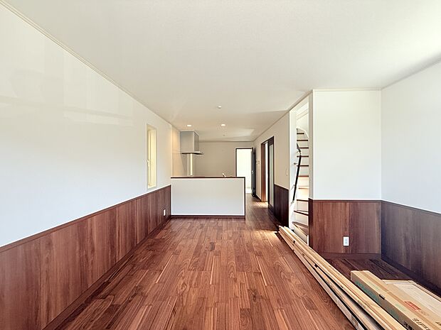 2階に設けたLDKは空間を明るく照らすことのできるバルコニーに面した間取り。