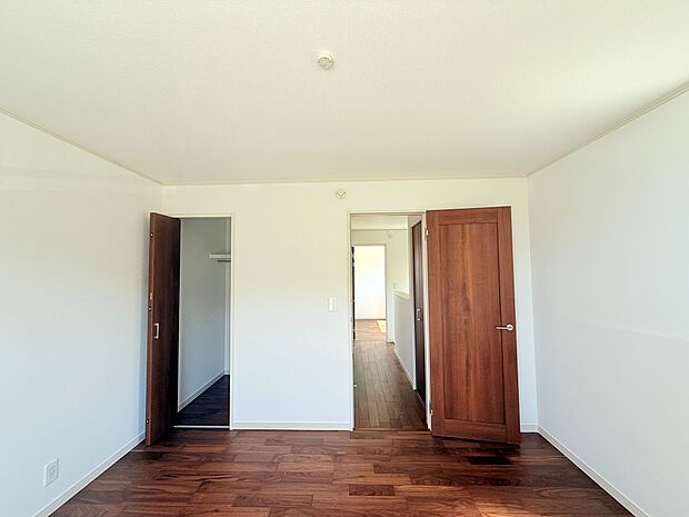 WIC付きの主寝室なら、慌ただしい朝の身支度もスムーズに行えます。