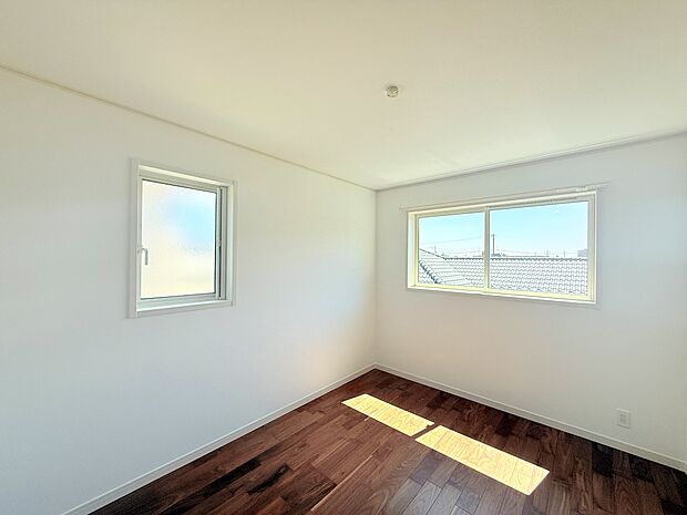 朝は自然光が差し込みスッキリと目覚めそうです。