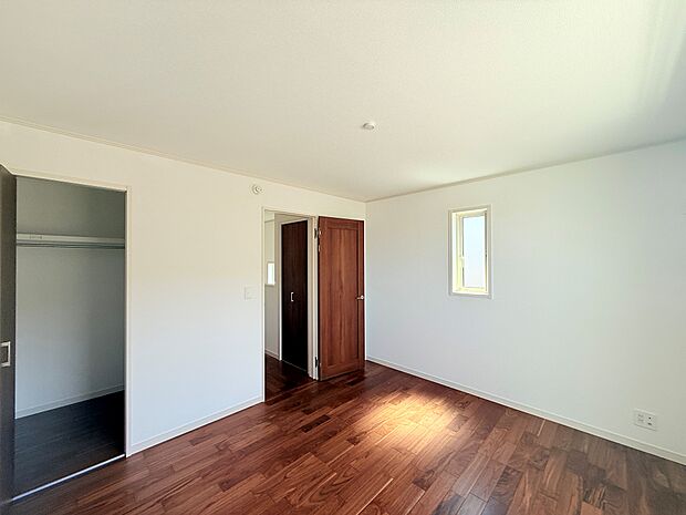 季節モノやスーツケースなど大きなモノもしまえるWIC付き。