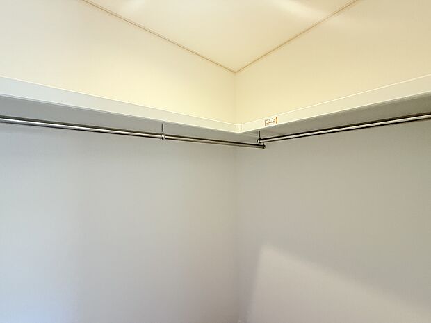 大きな荷物や寝具などもらくらく収納できる便利なスペースです。