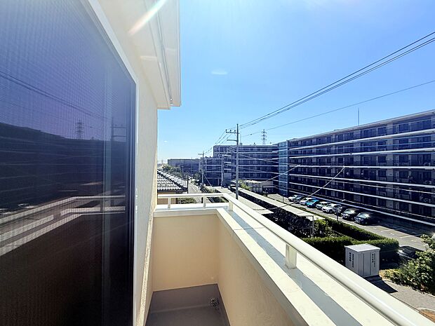 日差しを遮るもののないバルコニー。