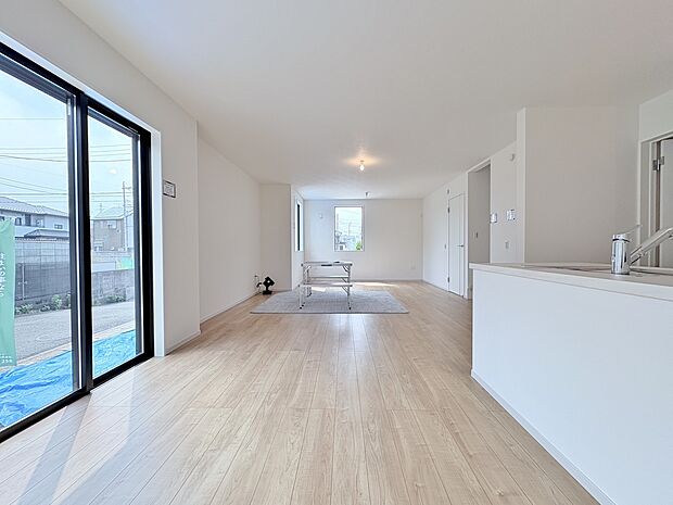 ワンフロアにリビング・ダイニング・キッチンが緩やかに繋がります。