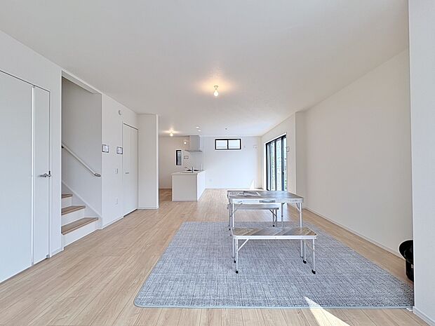 コミュニケーション動線に配慮したリビングイン階段を採用。