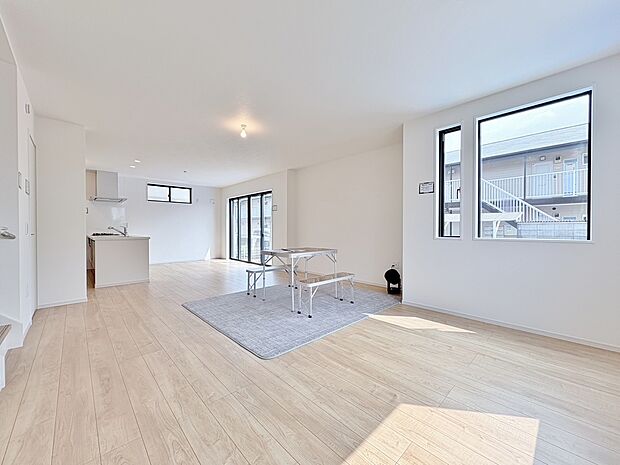 LDK広々23.2帖。床暖房を完備しました。