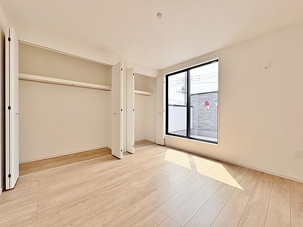 心地よい春の風が室内に静かに流れてきます。