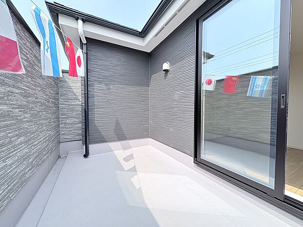 日差しを遮るもののないバルコニー。