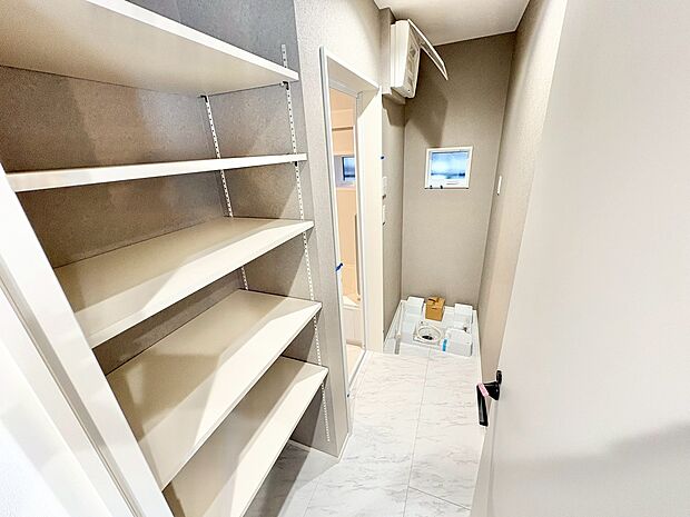 洗面・浴室周りの細々としたものがしまえる収納。パジャマ置きにも使えます。