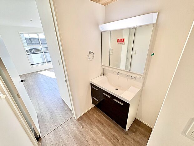 スッキリとしたシンプルなデザインの洗面台はお手入れもラクラク。