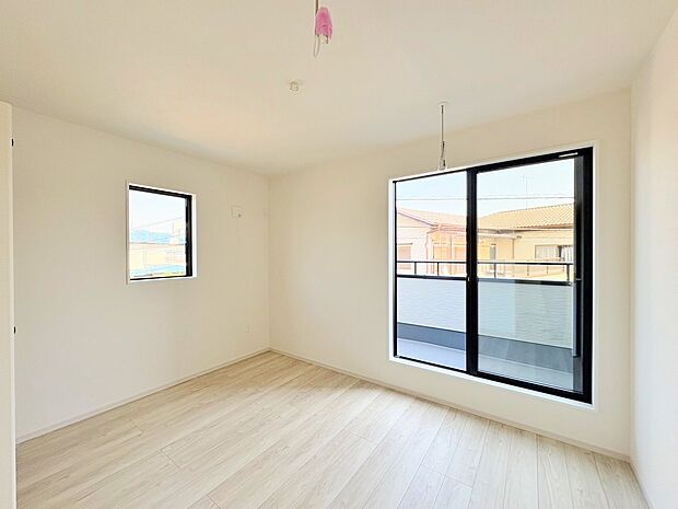 バルコニーからの明るい陽光がお部屋に差し込みます。