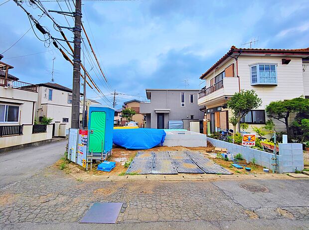 キッチンからリビング全体を見渡せ、会話を楽しみながらお料理できます。(令和7年7月 撮影)