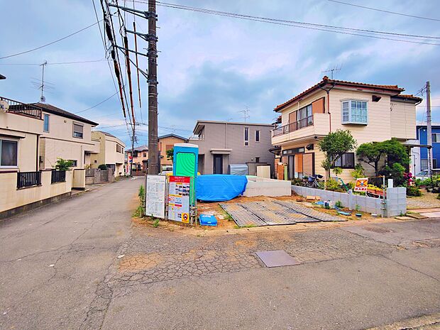 陽当たり・通風良好な角地に面した邸宅。(令和7年7月 撮影)