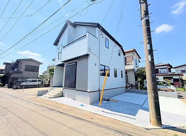 小学校まで徒歩4分、周辺には買い物施設充実の住環境。