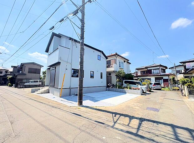 食品や日用品の収納に便利なパントリー付のお住まいです。