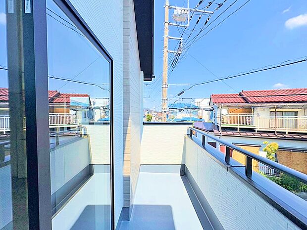 日差しを遮るもののないバルコニー。