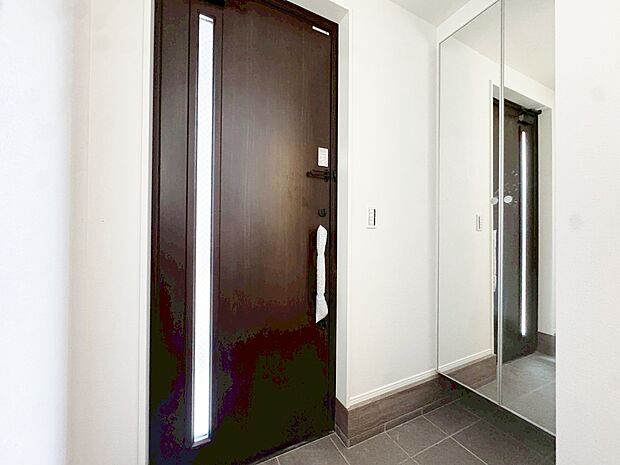 鏡が設置されているので、お洋服に合わせて靴もコーディネートしやすくなります。