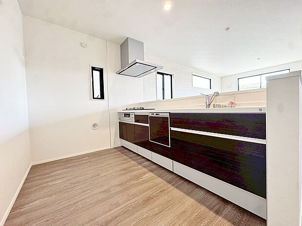 食洗機付きのシステムキッチンは使いやすくお手入れもラクラク。