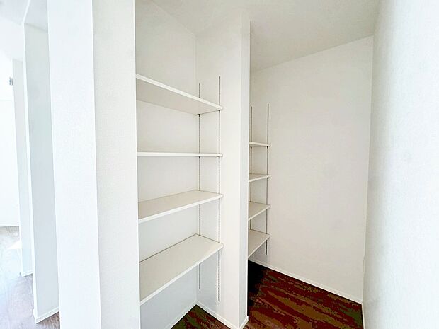 たっぷり収納可能なパントリー。可動棚付きで便利に使えます。