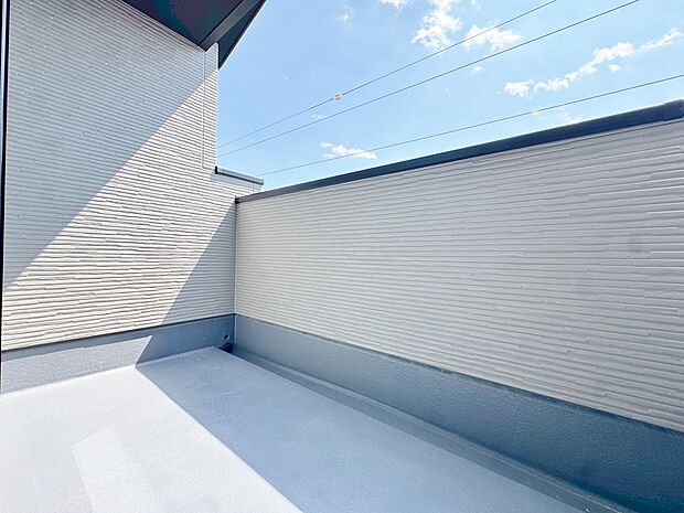 バルコニーに出た時、頬をなでる優しい風を感じます。