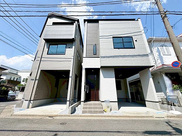 左側が当物件。ビルトインガレージを採用しました。