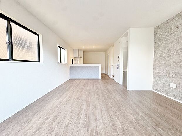 採光通風を確保した心地よいリビング空間を2階に設けました。