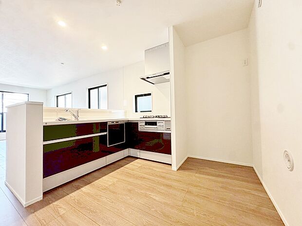 使い勝手の良いL字型キッチンです。