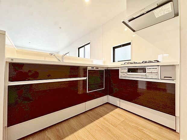 食洗機付きのシステムキッチンは使いやすくお手入れもラクラク。