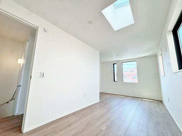 上部からの光差し込むトップライトは明るさと心地良さに包まれた居室を実現。