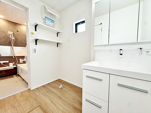 大きく見やすい三面鏡で清潔感ある洗面台。