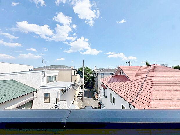 バルコニーに出た時、頬をなでる優しい風を感じます。