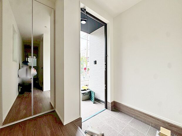 外出前の身支度チェックにも便利な鏡付きの収納を備えました。