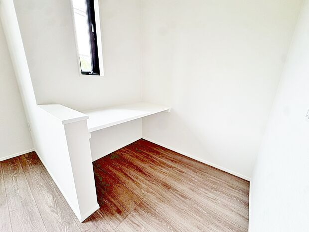 リビングの一角には多用途に使えるカウンターを設けました。