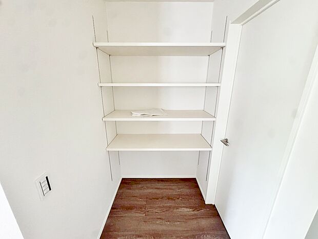 可動棚付きのパントリー。調理家電を置いたり日用品のストックにも便利です。