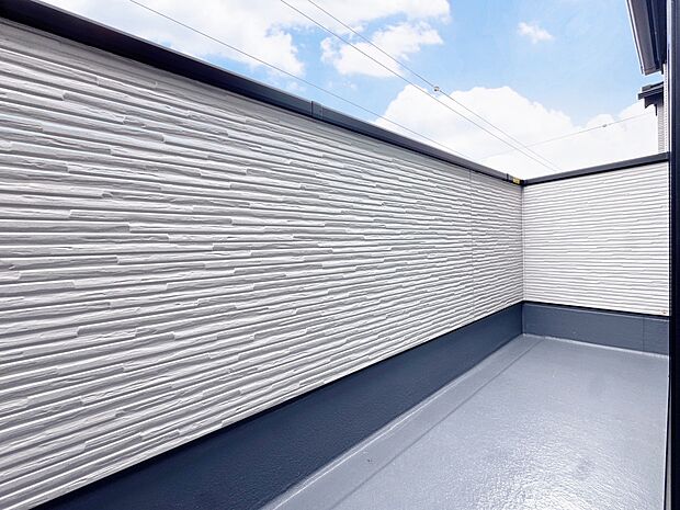 日差しを遮るもののないバルコニー。